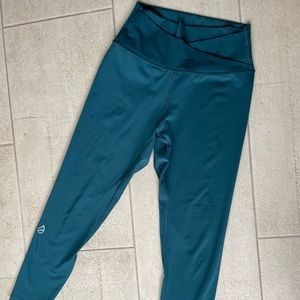 P’Tula cross legging. Teal. Size L.